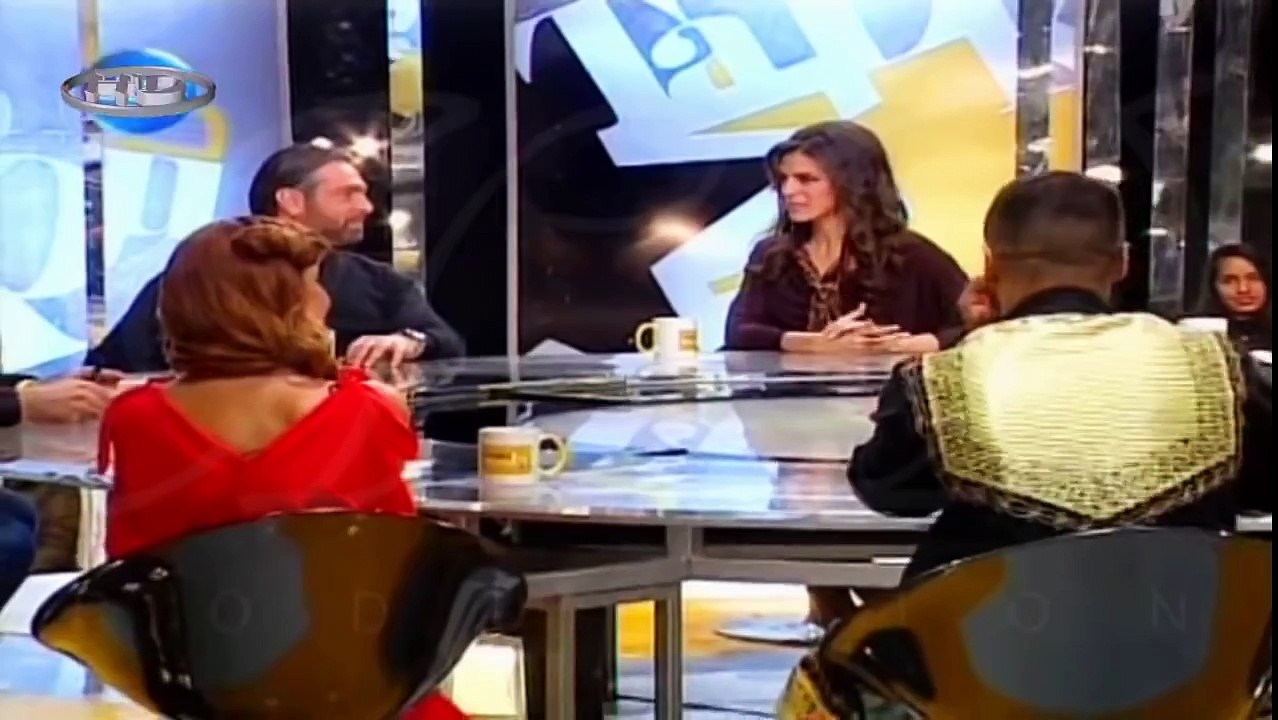 ملكة جمال لبنان تخلع ملابسها أمام الجمهور على الهوا مباشرة