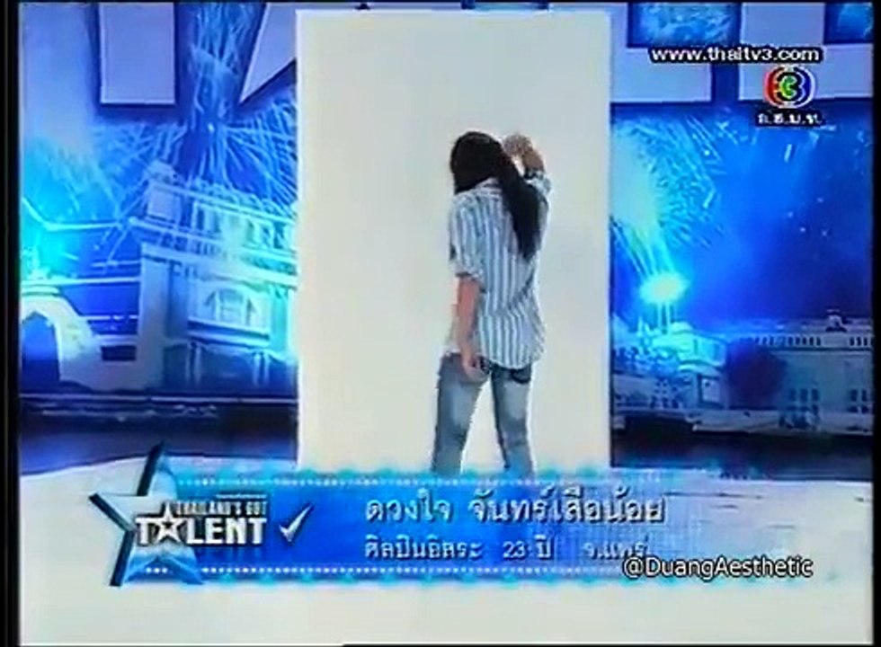 فنانة ترسم بحلمة ثديها تثير فضيحة في تايلاند