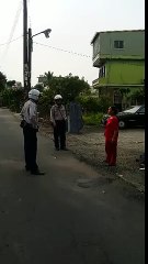 Un policier désarme une femme brandissant un couteau