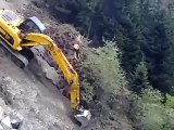 Un Escavatore Scende Da Un Dirupo. Quello Che Riesce A Fare è DA PAZZI!