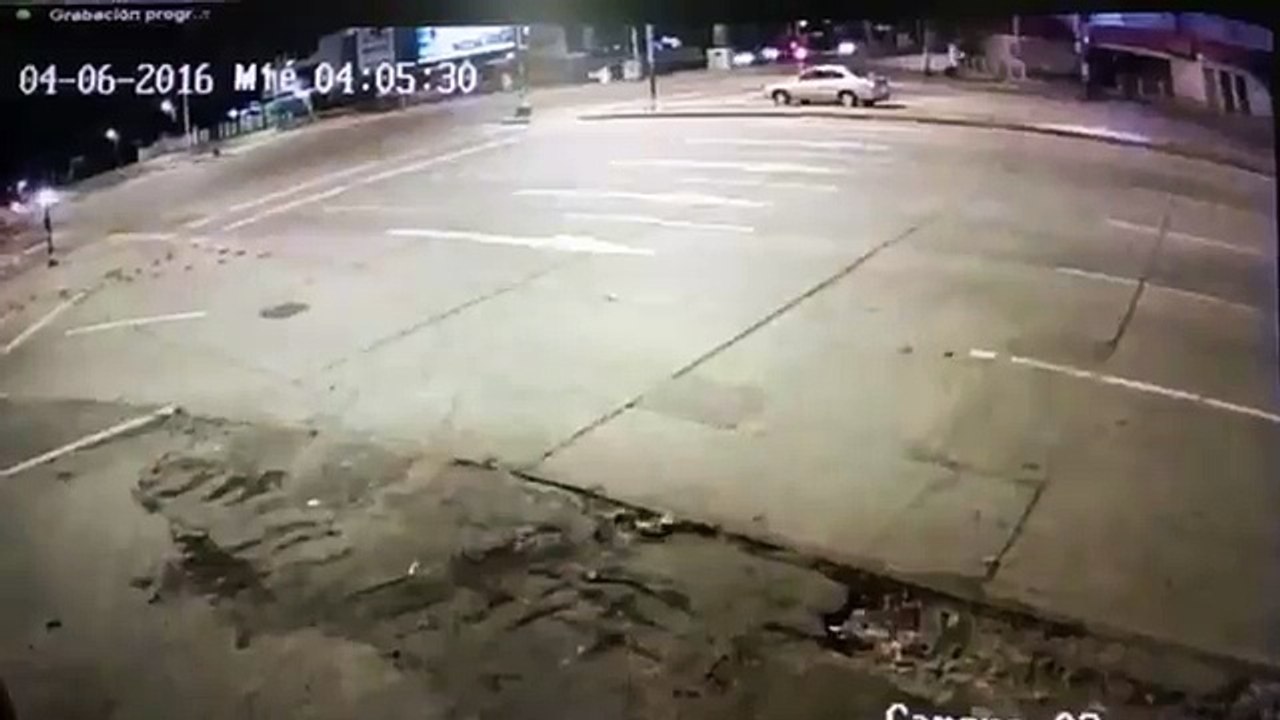 Fatal accidente en santa cruz,sale volando por la ventana