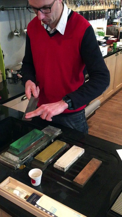 AFFÛTAGE TRADITIONNEL SUR PIERRE D'UN COUTEAU JAPONAIS