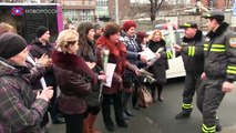 Работники ГАИ Донецка поздравили женщин с 8 марта