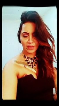 Arshi Khan strips for the Indian fans, Watch Video