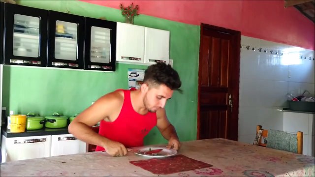 PASCOA!!! COMENDO OVO CRÚ