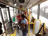 Conductor de metrobús va pa´lante, deja a usuarios monta´os. Video Anayansi Gamez