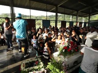 Artistas del patio cantan en entierro de David Viteri hijo