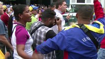 Chavistas e opositores se enfrentam em Caracas