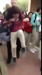 Ce flic plaque une fille sur le sol en béton par une prise de judo !