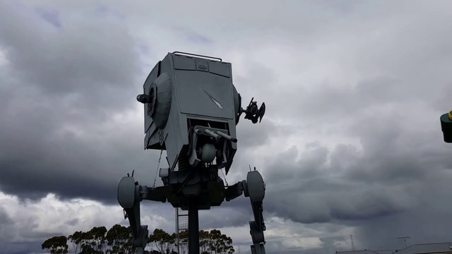 Il construit un vrai véhicule Star Wars dans son jardin ! Maquette de l'AT-ST - Le retour contre attaque - AT ST Walker