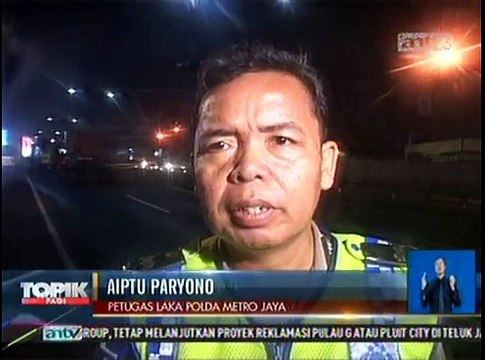 Truk Bermuatan Gulungan Kertas Terguling di Pancoran