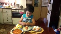 Прикол,мама попросила сына почистить яйца.Все кто не видел смотреть!
