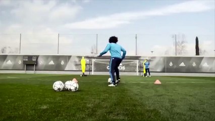 Keylor Navas imite le coup du scorpion