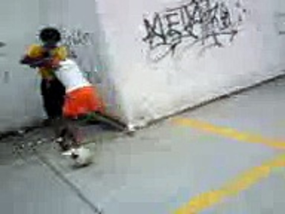 pelea de un emo ardlla  vs  chundo