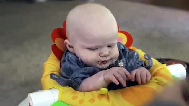 Baby Leo mette gli occhiali e vede la sua mamma per la prima volta