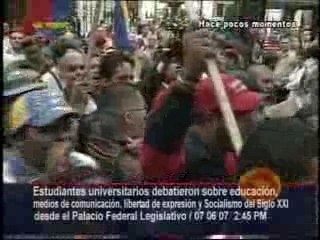 Estudiantes celebran luego de debate en Asamblea Nacional