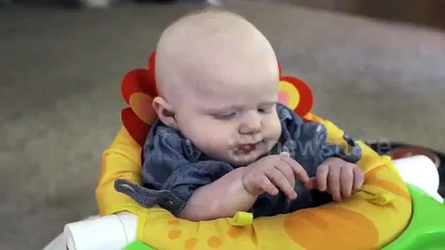 Un bébé voit sa maman pour la première fois grace à ses nouvelles lunettes