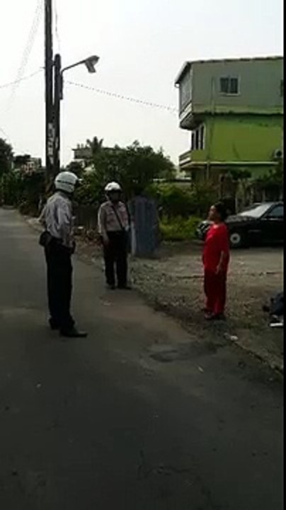 Un flic ninja taïwanais désarme une femme avec un couteau