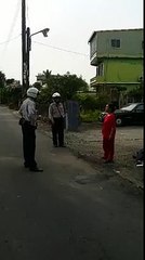 Un flic ninja taïwanais désarme une femme avec un couteau