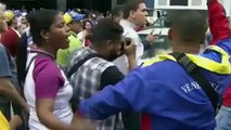 Chavistas y opositores se caen a piedras en Caracas