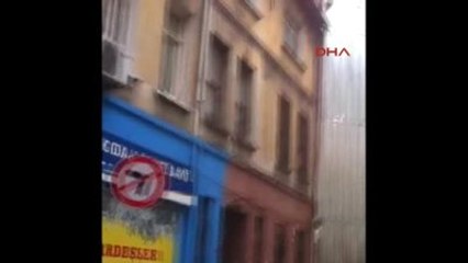 Beyoğlu'nda Binanın Çökme Anı Kamerada