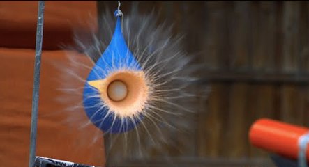 Ils explosent de toutes les façons possibles un ballon rempli d'Oobleck (SlowMotion)