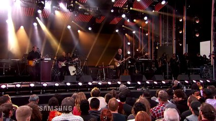 David Gilmour Performs Rattle That Lock