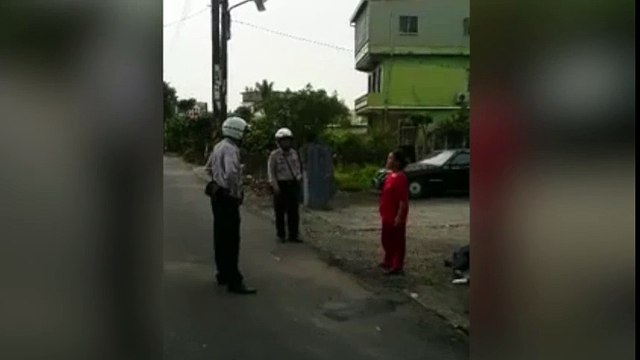 Policía karateka reduce de una patada a mujer con cuchillo