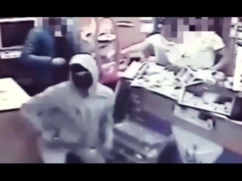 Video Bari - Tenta rapina in tabaccheria, ma il titolare gli scaraventa addosso caramelle (08.04.16)