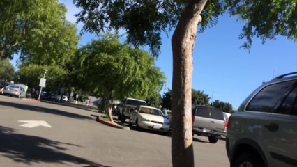 Une voiture à la batterie faible balance un beat avec son alarme