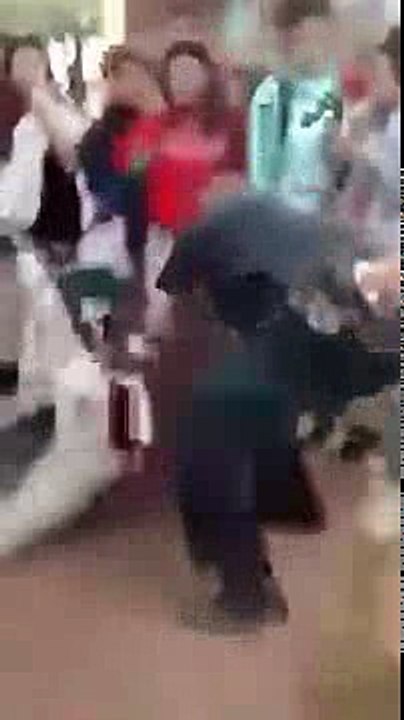 L'arrestation très violente d'une fille de 12 ans