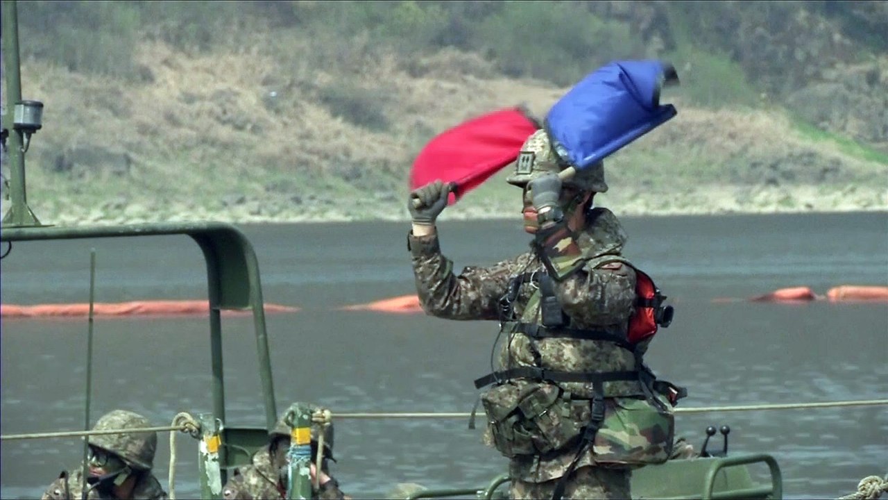 U.S. and South Korean troops conduct joint river-crossing exercise