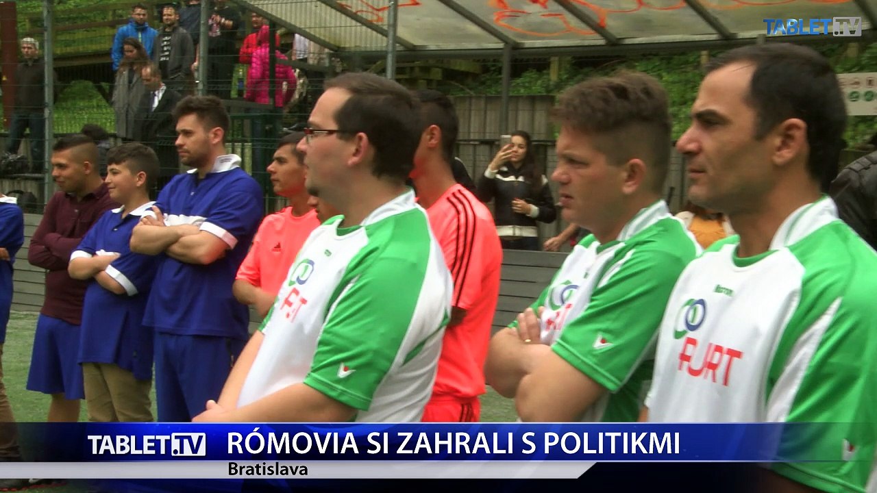 Rómovia si zahrali futbal s politikmi