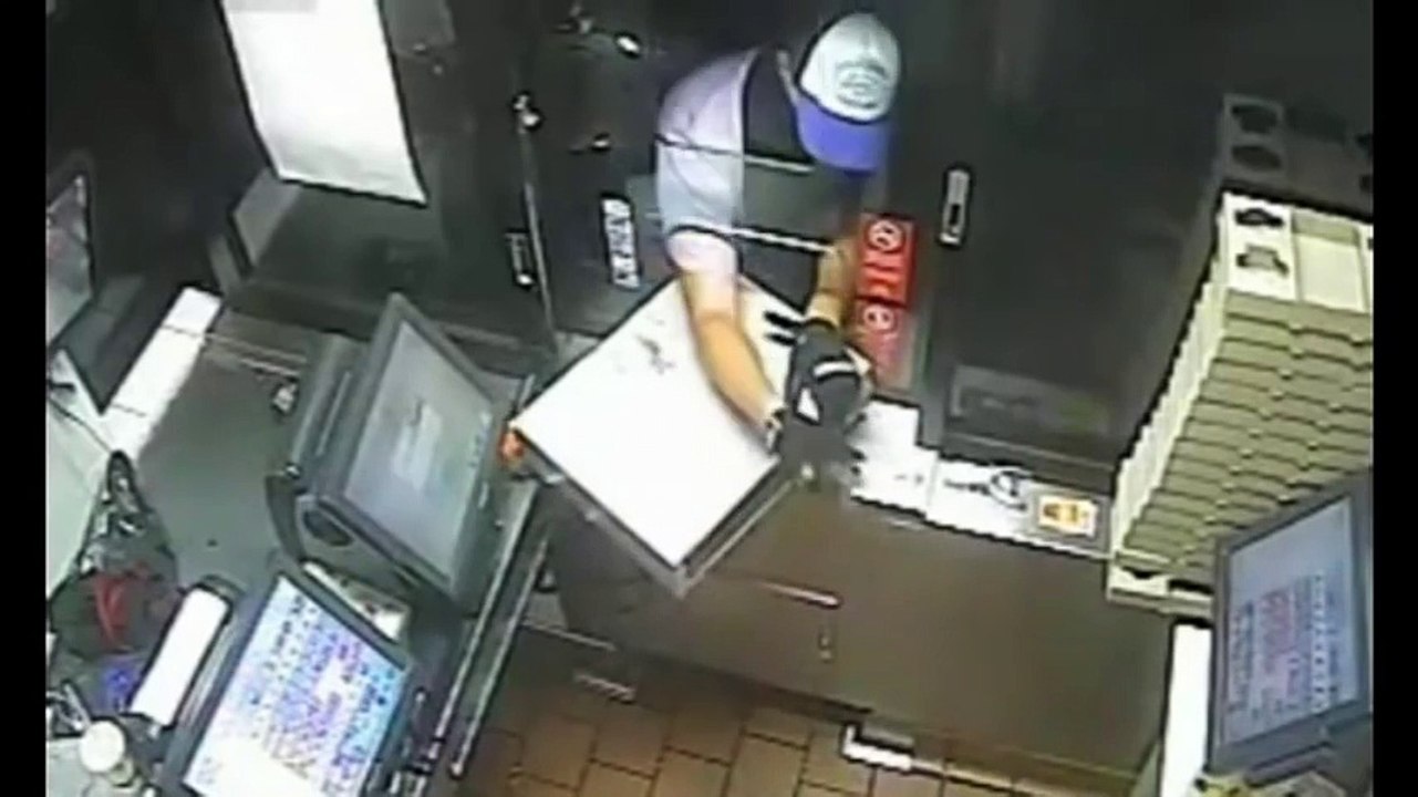 Pas très futé, il tente de voler la caisse au drive d'un fast-food mais tout ne se passe pas comme prévu !