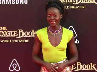 Exclu Vidéo : Lupita Nyong’o hypnotise le red carpet pour Le Livre de La Jungle !