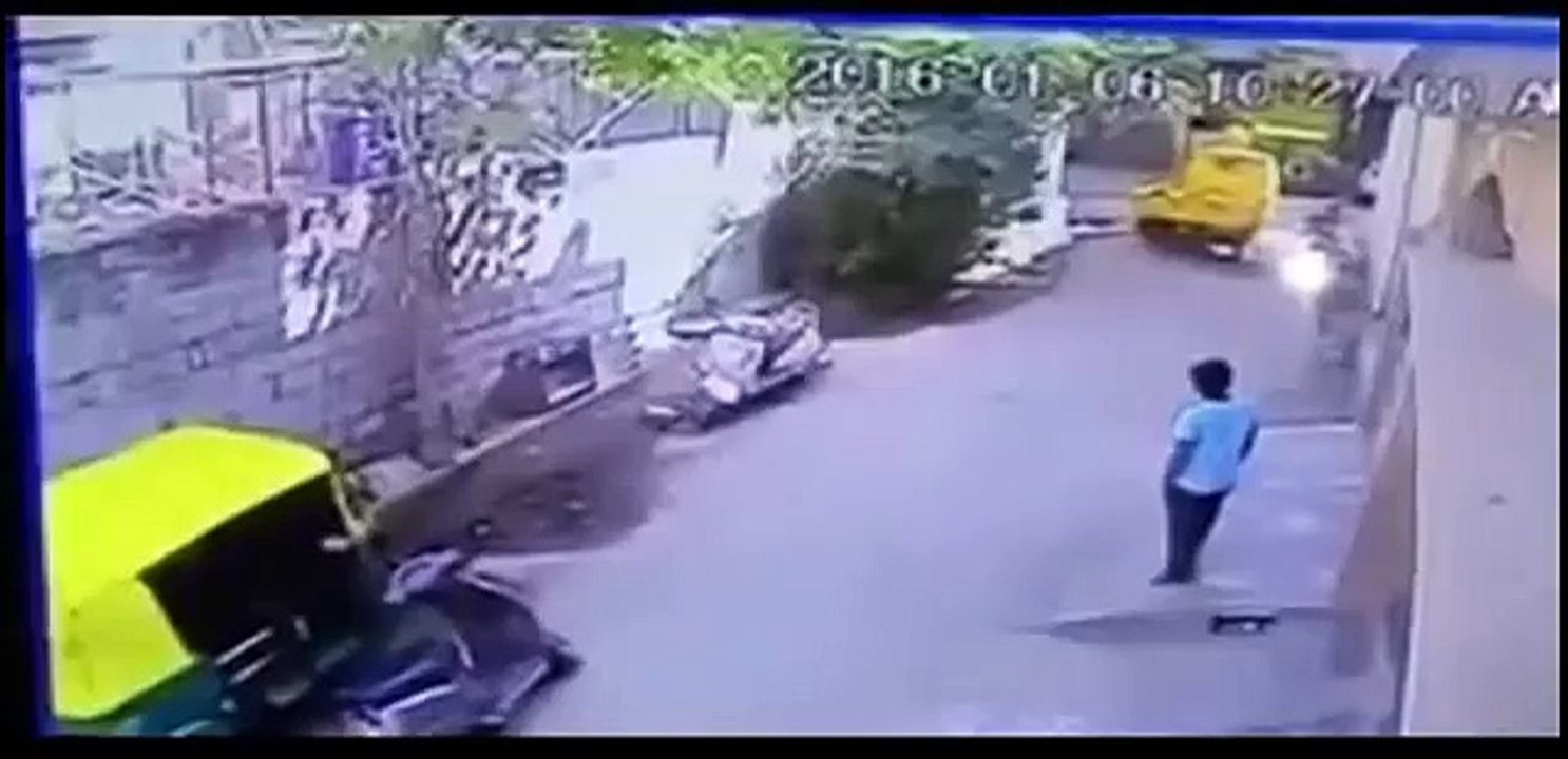 Un mur s'effondre sur des passants