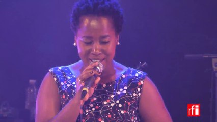 Elida Almeida chante "Sofa"