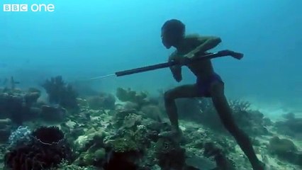 Underwater Hunter Goes Deep Sea Fishing Without Air!