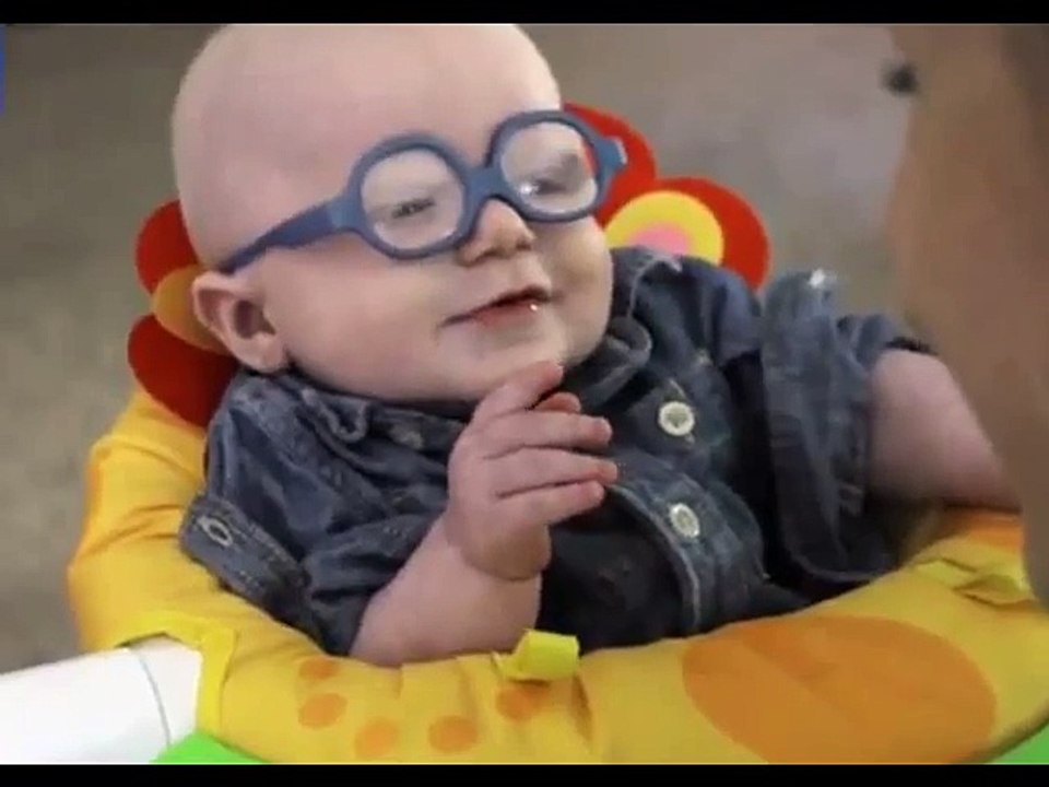 Un bébé sourit à sa maman en la voyant pour la première fois