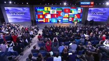 Общение с журналистами Путин начал с анекдота про черно белые полосы