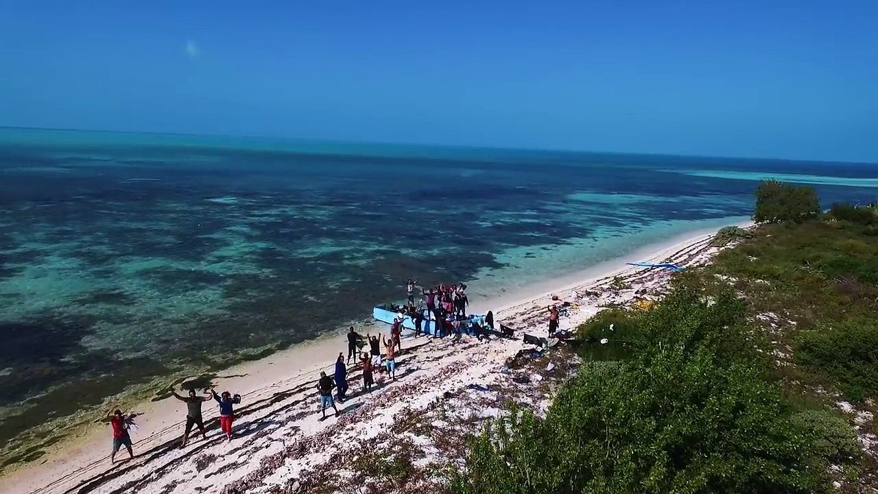 Un drone capta imágenes de un grupo de balseros cubanos llegando a los Cayos de Florida