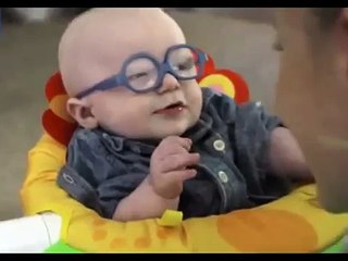 Un bébé malvoyant voit sa mère pour la première fois!