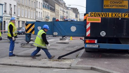 Cherbourg : La première moitiée de la passerelle est posée