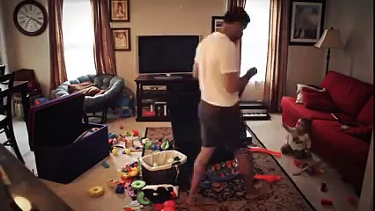 قام بتثبيت كاميرا في منزله وهو برفقة إبنته الصغيرة وما شاهدته الزوجة جعلها تبكي