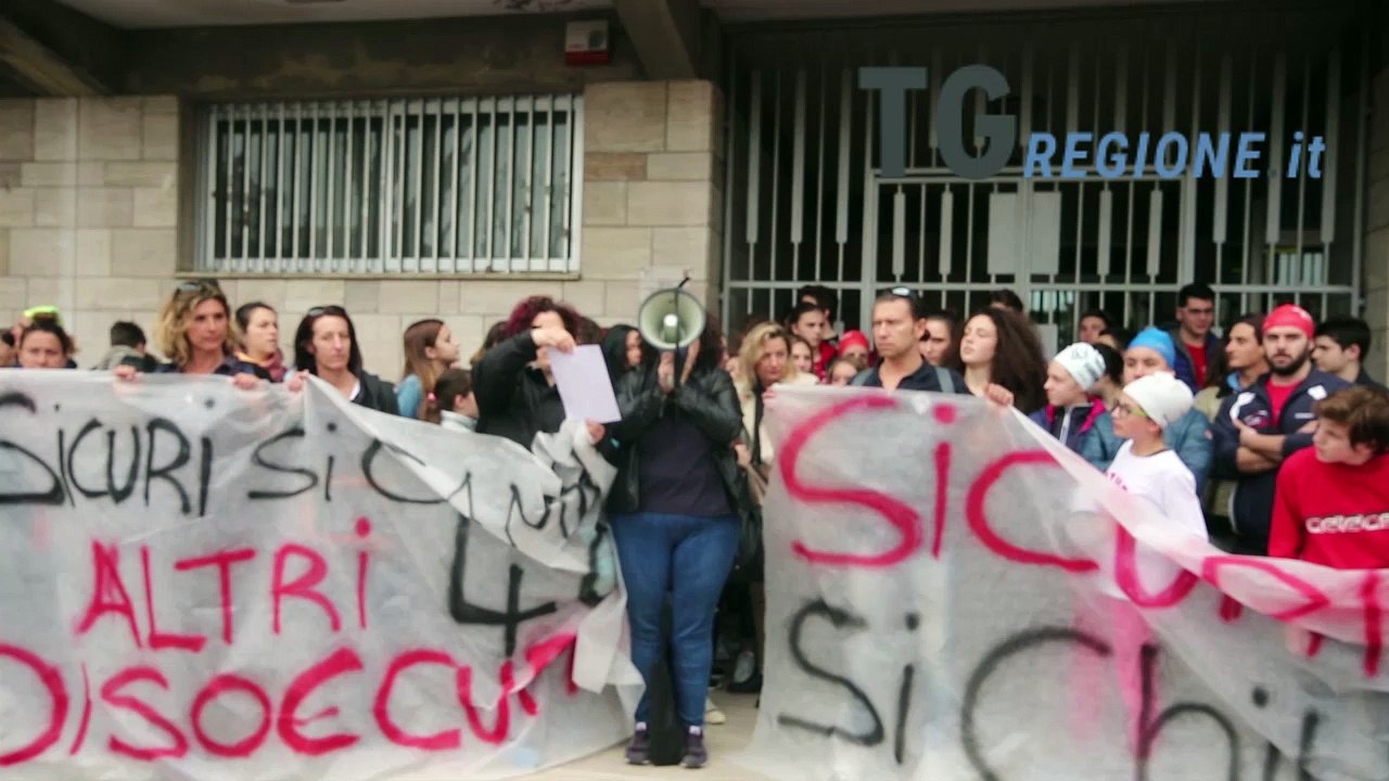 Viareggio presidio dei lavoratori e dei bambini dopo la chiusura della piscina comunale