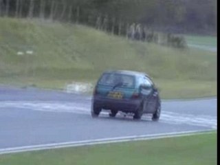 twingo turbo sur circuit sa patine....