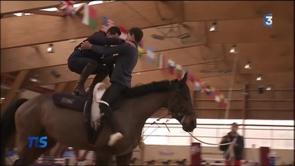 VIDEO. Quand cavaliers et motards échangent leurs montures