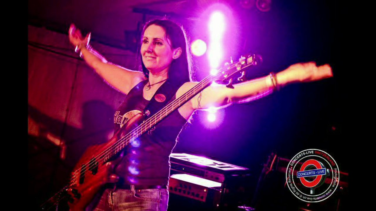 Une guitariste et chanteuse