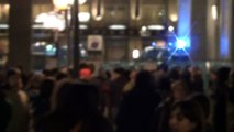 La polizia carica i manifestanti - No Berlusconi Night Torino