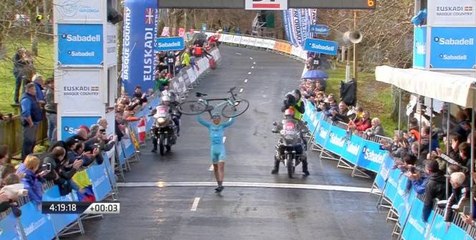 Tour du Pays basque  Diego Rosa passe la ligne d'arrivée à pied